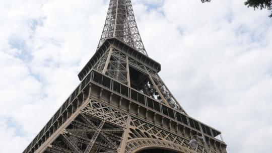 巴黎埃菲尔铁塔的仰拍