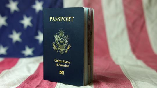 反对美国国旗的美利坚合众国护照。泛右