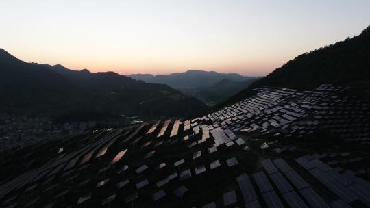 新能源太阳能光伏发电站山坡航拍