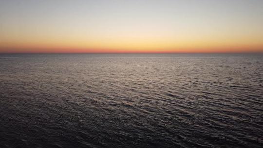 欣赏宁静平静的大海，迷人的大海日落，太阳进入大海