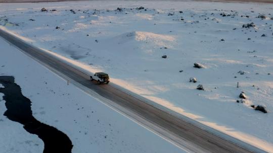 3935_吉普车在被雪包围的路上行驶