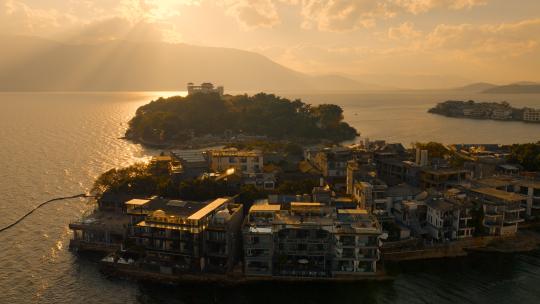 傍晚夕阳下洱海边的南诏风情岛温暖治愈