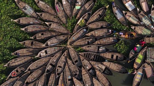 停靠在孟加拉国沼泽中的小型木船的鸟瞰图