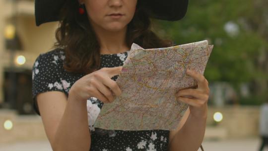 女士在城市里看地图视频素材模板下载