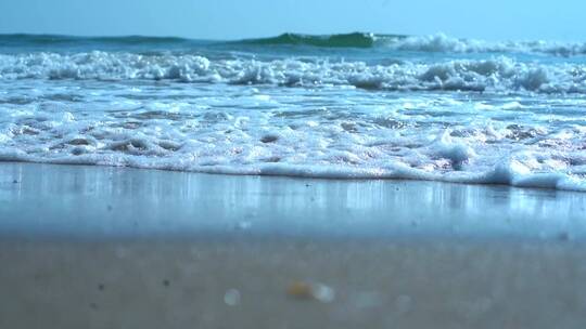 海滩和海浪的特写慢镜头