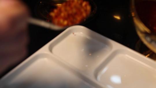 韩国料理烤肉调味品干料蘸料视频素材模板下载