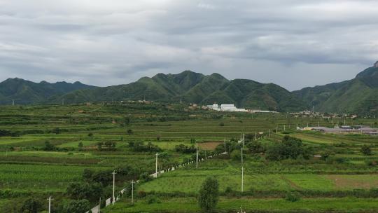 秦岭下绿色山峰村庄