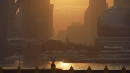 上海陆家嘴外白渡桥金色夕阳轮船