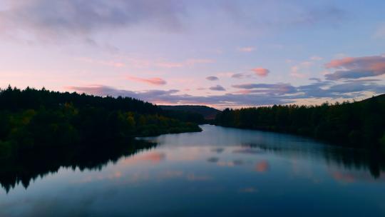 清晨朝晖湖泊森林航拍绿色森林河流