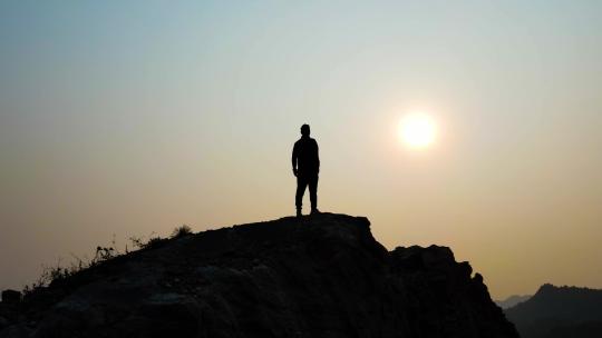 山顶人物剪影站在山顶眺望远方思考攀登顶峰