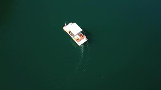 从无人机上看到蒙蒂奇奥湖上的一艘小船