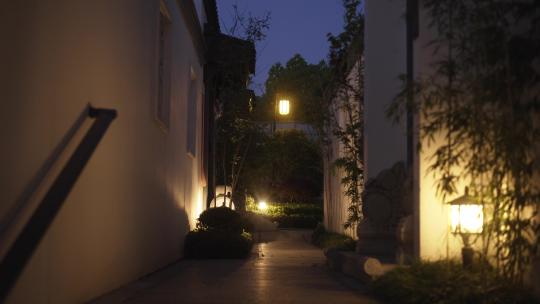 晚上中式传统园林建筑过道路灯夜景视频素材模板下载
