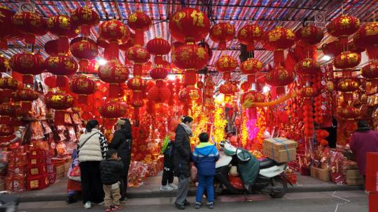 南宁春节过年气氛灯笼对联花街年货一条街