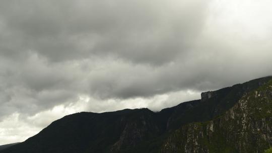 低云在山上移动的延时镜头