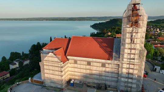 俯瞰匈牙利巴拉顿湖的蒂哈尼村鸟瞰图