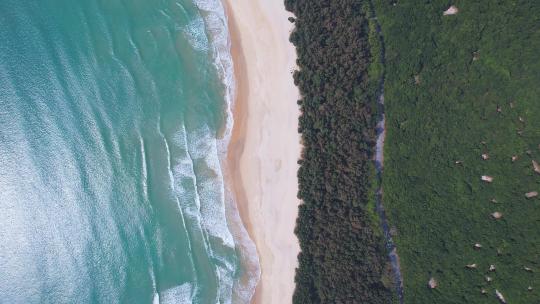 4K航拍大气磅礴的大海海浪礁石沙滩