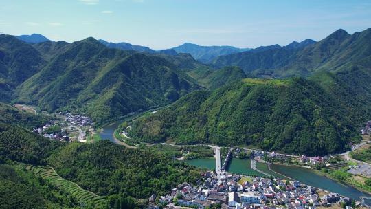 航拍春天的绿水青山