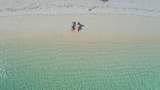 两个人在海滩晒太阳