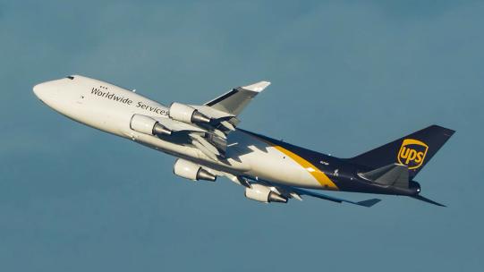 UPS波音747和马汉航空A340起飞