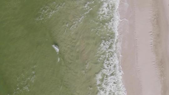 海浪滚动到沙滩上