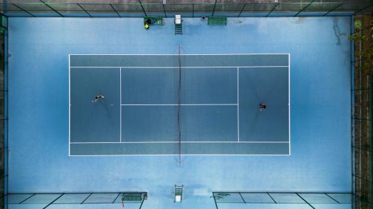 垂直航拍俯视网球场