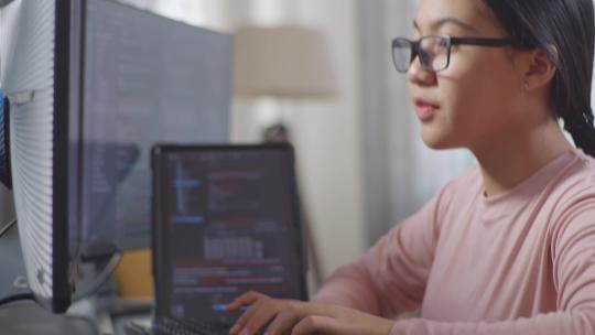 亚洲少女程序员与平板电脑创建软件工程师开发应用程序的特写