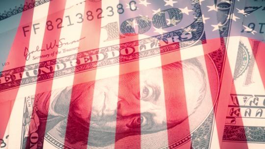 美元钞票与美国国旗