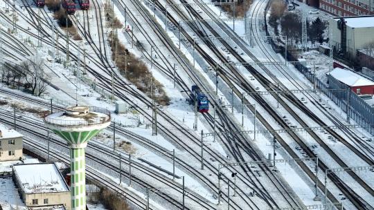 中国东北火车头行驶在雪地中的特写视频素材模板下载