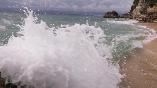 海滩沙滩海水冲岩石浪花飞溅手持镜头