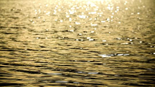 夕阳金色水面湖面波浪波光荡漾