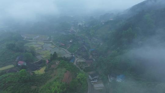 烟雨缥缈的山村风景航拍