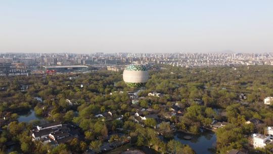 热气球城市湿地上升