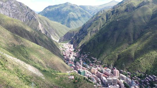 西藏 航拍 空镜 山谷 山间小镇
