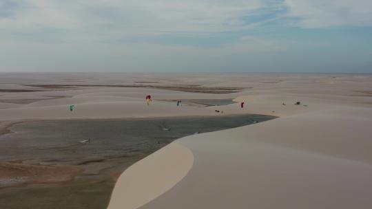 一群人在湖面冲浪