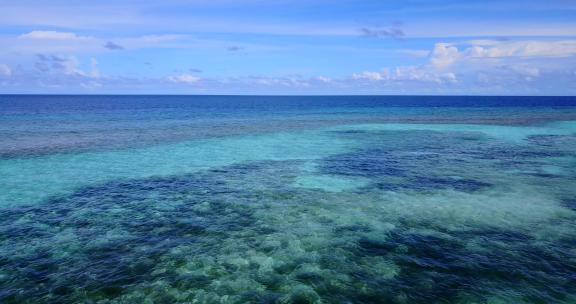 夏季白色天堂沙滩和蓝色大海背景的日间鸟瞰岛屿景观