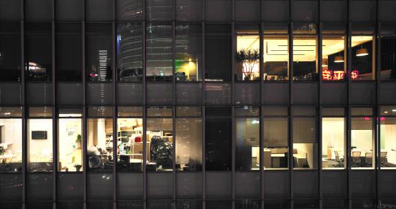 上海陆家嘴写字楼晚上开灯加班的办公室