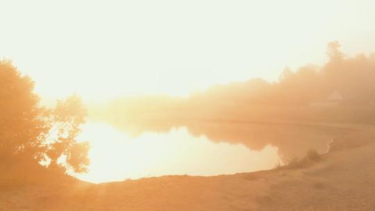 唯美逆光日出夕阳湖面