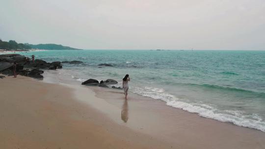 航拍混血美女海边散步海滩玩耍泰国普吉岛