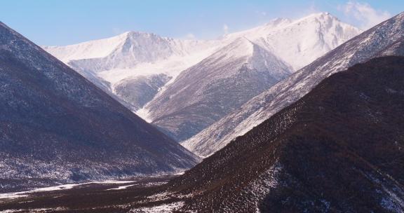 林场雪山云雾景象