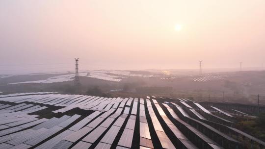 日出时分太阳能光伏发电站航拍