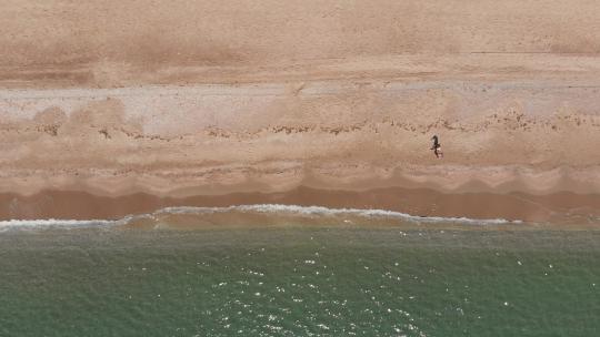 西班牙南部阿尔梅里亚的Playas de Vera海滩。自上而下的空中拍摄人们走在上面