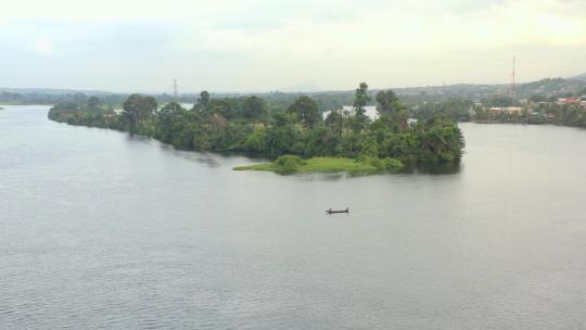 加纳沃尔特河上的小岛，用独木舟或小船