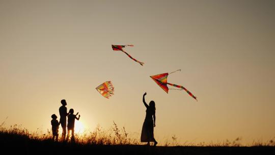 放风筝一家四口春游幸福家庭女孩奔跑视频素材模板下载