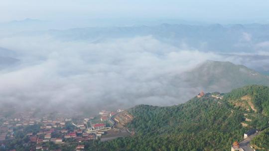 云雾缭绕的山间小村庄高清视频素材