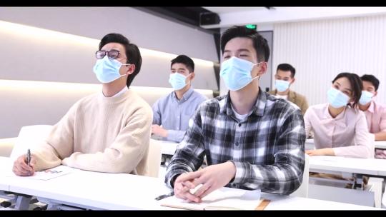 带着口罩上课的大学生们视频素材模板下载