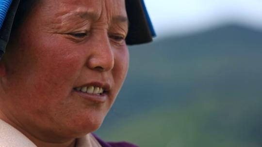 藏族妇女纺线织布劳作手工视频素材模板下载