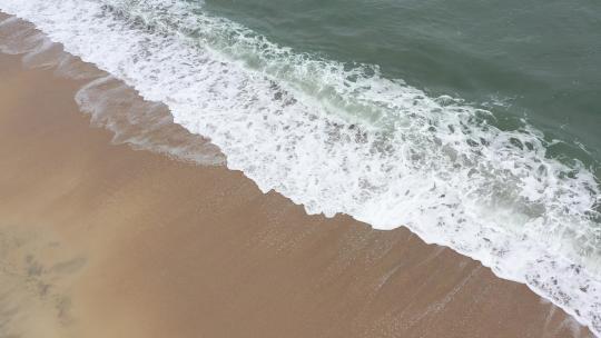 海浪沙滩海浪拍打沙滩航拍旅拍素材潮汐