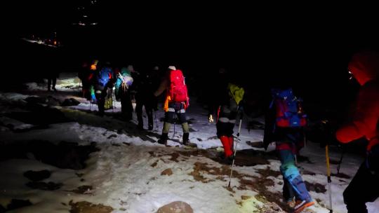 攀登四川甘孜贡嘎山区那玛峰的登山者夜行