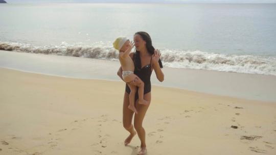 2257_妈妈和女儿在沙滩上跳舞