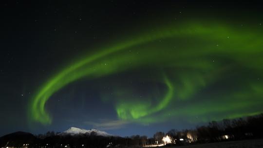 挪威山脉上空的北极光4K (2)